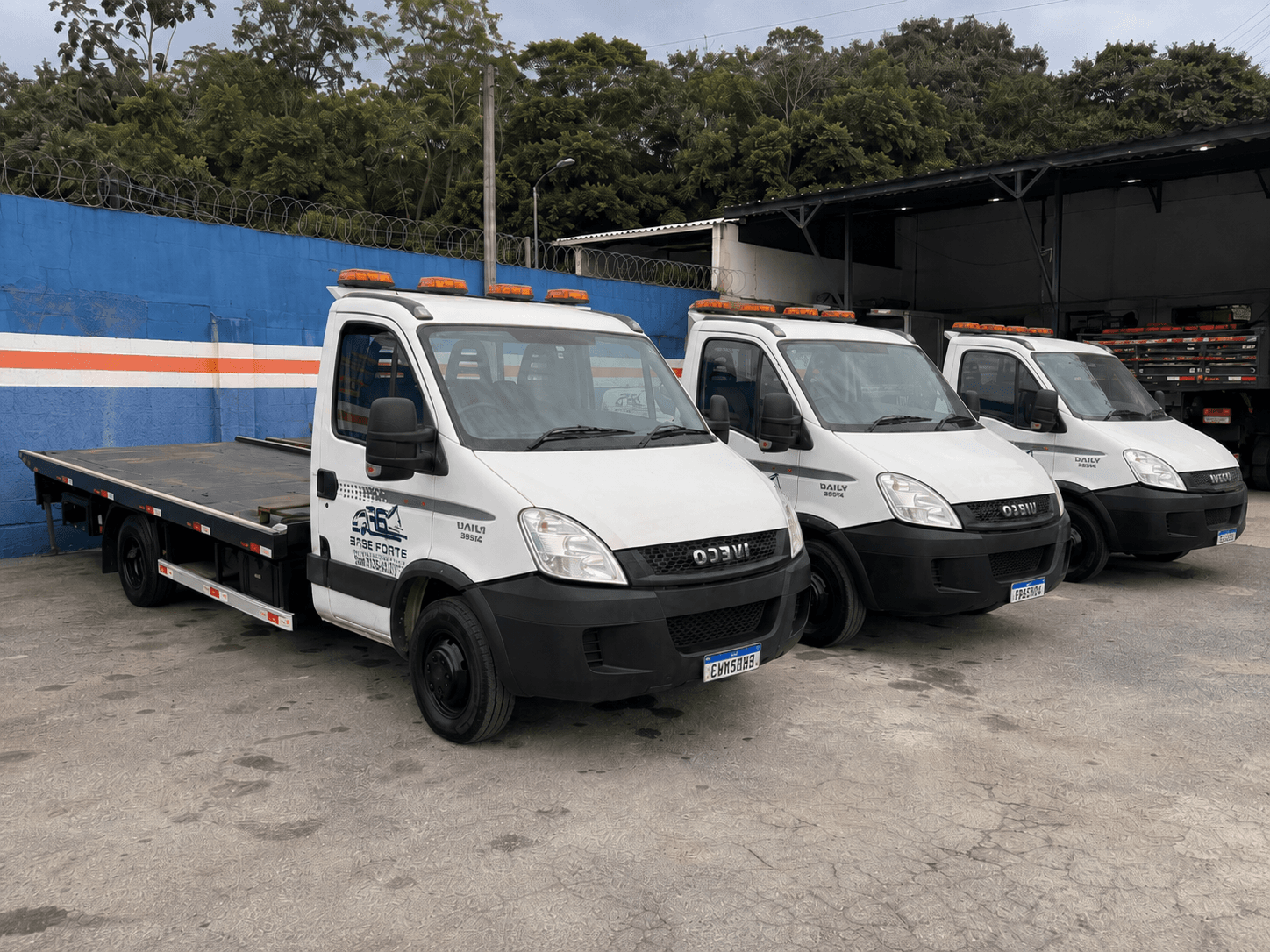 Frota de guinchos Base Forte estacionada lado a lado